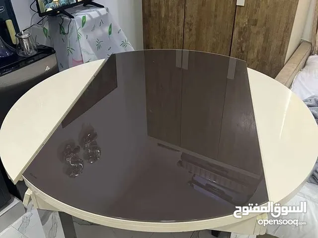 للبيع طاولة كبيرة مع ديوانة بحالة ممتازة 120 درهم الاثنين