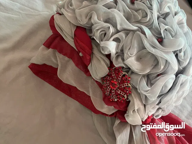 حجابات حفلات ملفوفة و جاهزة للبس لون فضي و احمر و أخرى لون ابيض و نيلي