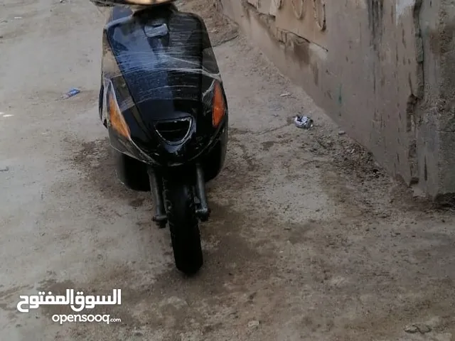 دراجه فراشه مامفتوح بيه اي شي بس الكزوز طاك وبيه صوت كلشي شغال لايت اشاره هون