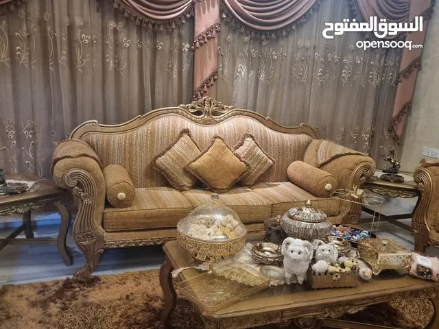 طقم كنب وطقم طاولات وسط وطقم طاولات سيرفس و برادي للبيع بسعر مغري جميع الاثاث تفصيل لا يوجد اي كسر
