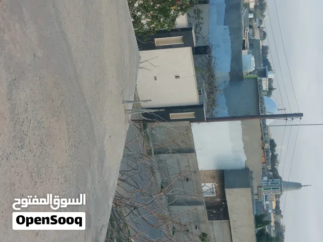 ارض عليها هيكل حوش بناء
