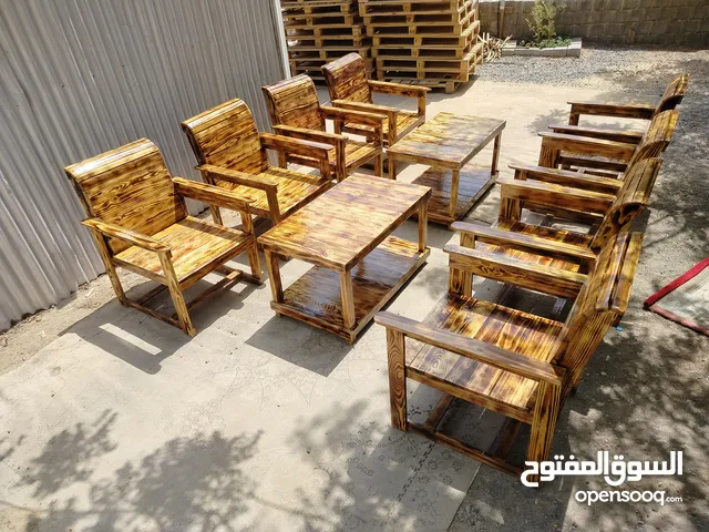 جلسات خارجية خشبيه وتحف خشبيه بأيدي عُمانية