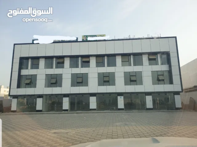 للايجار معرض كبير في المعبيله الجنوبيه على اول خط شارع السلطان قابوس قرب مول مارت