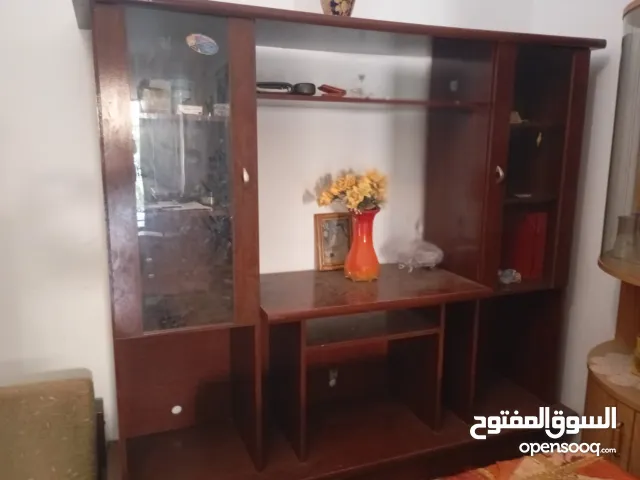 مكتبة صغيرة ممتازة وليست مستعملة كثيرا  أو بوفى ايطالية الصنع به بها مكان تلفزيون