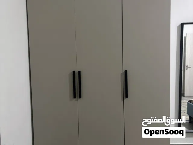 خزانة "أوربان مينيوم" (UrbanMinimum Wardrobe) أو دولاب "مات غري" العصري