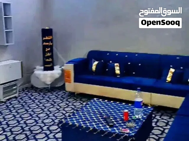 للبيع بيت تجاوز 150 متر نظيف وجاهز في الزبير حي الخطوة حي الآثار ما عليه ازاله ولا كص غرفتين وصالة و