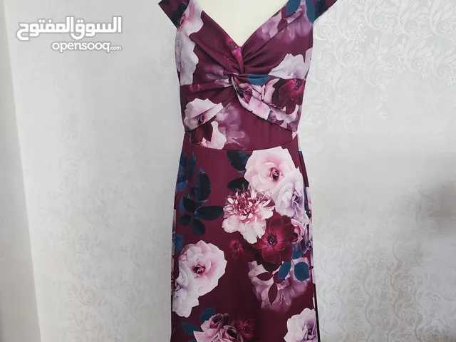 فساتين مستعملة للبيع. القطعة الواحدة