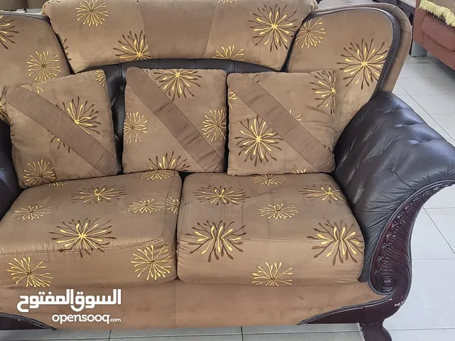طقم كنب جلوس ل 13 شخص (3+3+2+2+2+1) لون بني مع خشب بني غامق للبيع. بحالة ممتازة