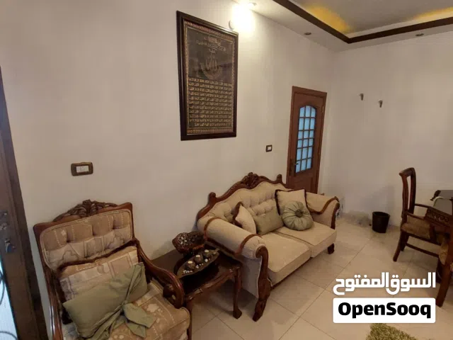 غرفة ضيوف نظيفة للبيع مع براديها و سجادتها بالأضافة الى ثريات و براويز