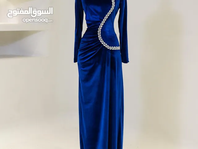 فستان سهرة أزرق مخمل راقي ، فخم و بحالة ممتازة ، مناسب للسهرات و الخطوبة و الأعراس .