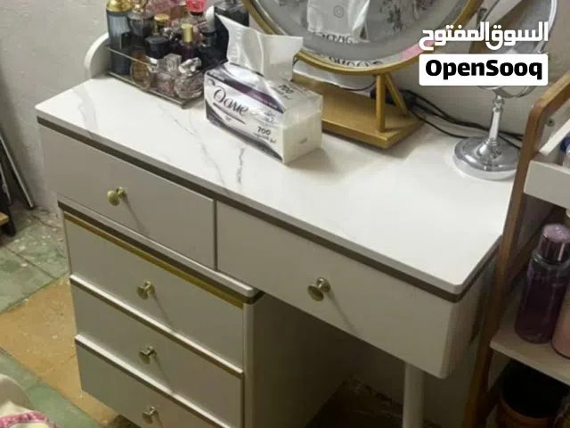 ميز مراية جديد وكلش نظيف مع طابورية