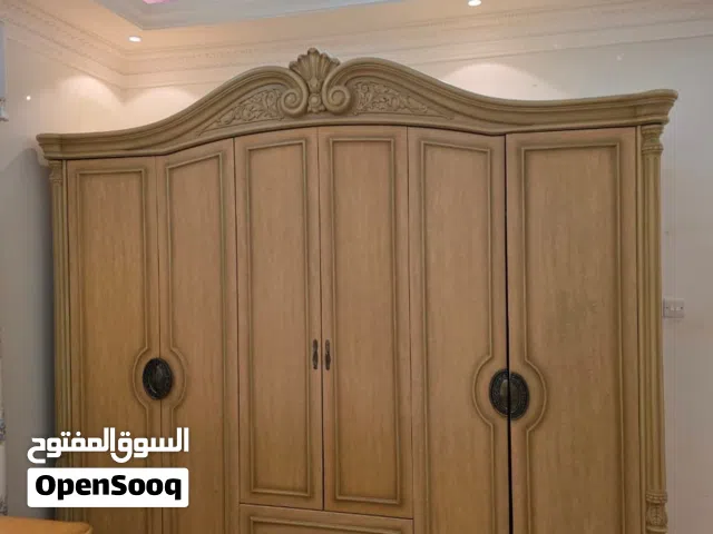 دولاب وتسريحة وطاولات سرير خشب فاخر وقوي استخدام خفيف ب90 ریال قابل للتفاوض