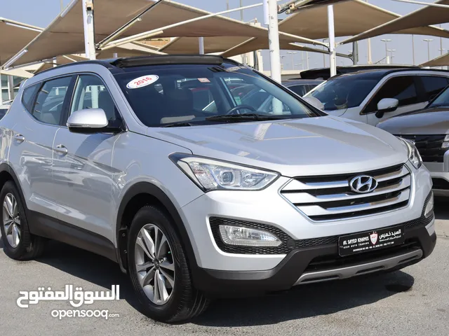 Hyundai Santa Fe -4WD- 2016- GCC car, in excellent condition, 7 seats, 2.4L, panoramic roof خليجى