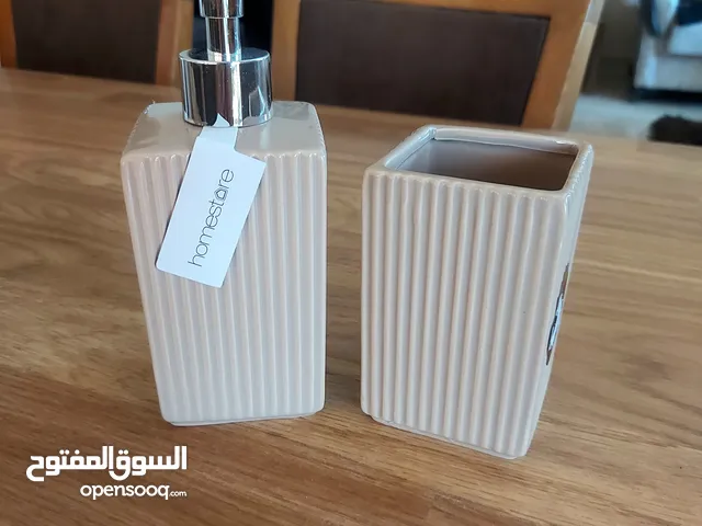 طقم سيراميك للحمام جديد لون بيج مكون من قطعتين صابون يدين+فراشي اسنان نوعية مرتبة