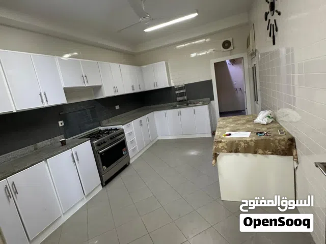 200 m2 4 Bedrooms Villa for Rent in Central Governorate Tubli