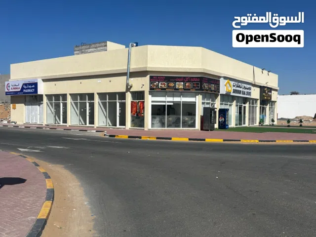 محلات للايجار السنوي في عجمان منطقة الزاهيه مساحة 400 قدم مع مطبخ وحمام داخلي