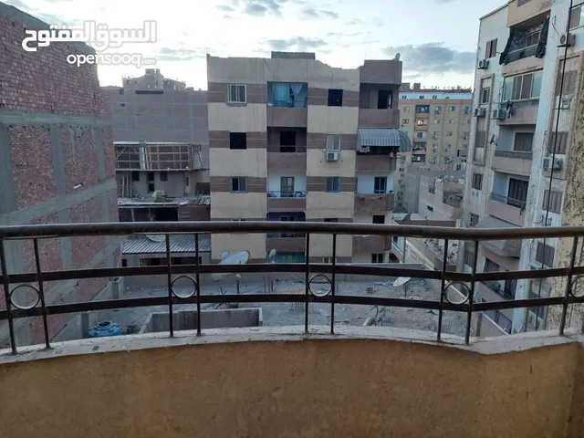 شقه للبيع بسعر مغيرى وبجانبها مدارس و جامعات و مواصلات و الشارع حايوي