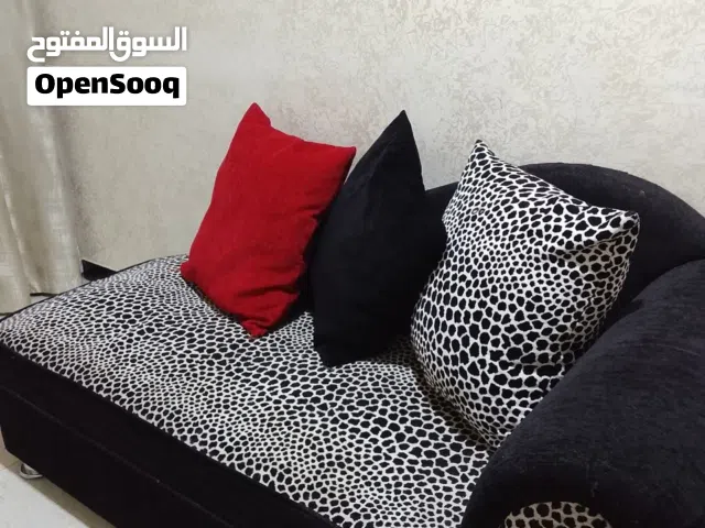 تخم مع ميز تلفزيون