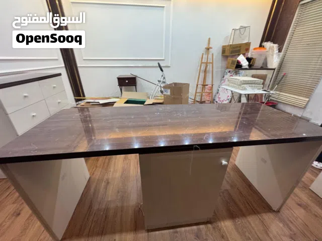 طاولة دراسة او لمحل مناكير للاظافر