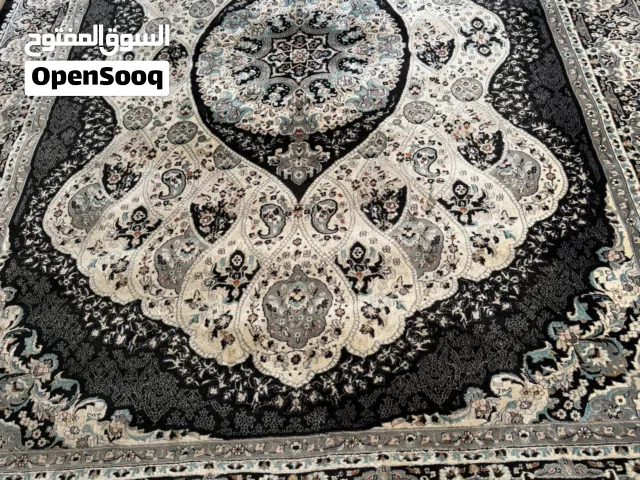 سجاد الون اسود وبيجي فاتح نضيف كلشي مابيها