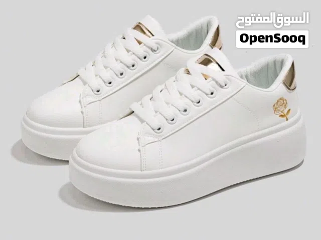 حذاء ابيض جديد
