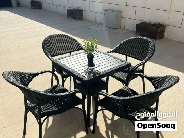 طقم الجلسات الخارجية   من 4 كراسي وطاولة،  لون عسلي،  ولون اسود