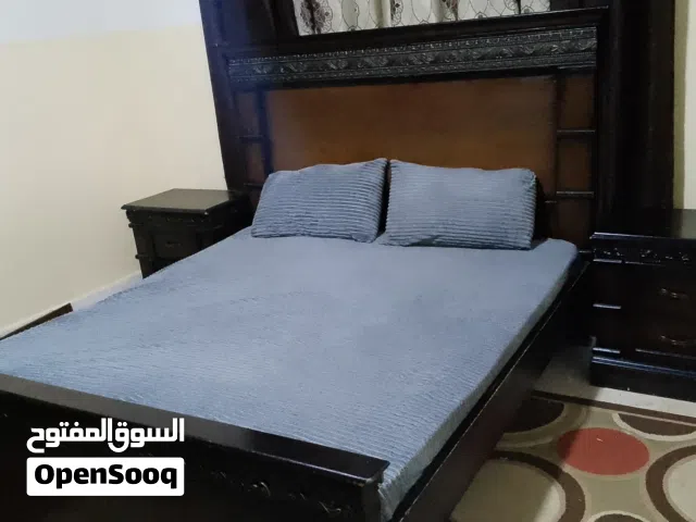 غرفة نوم بحالة ممتازة بدون تسريحة