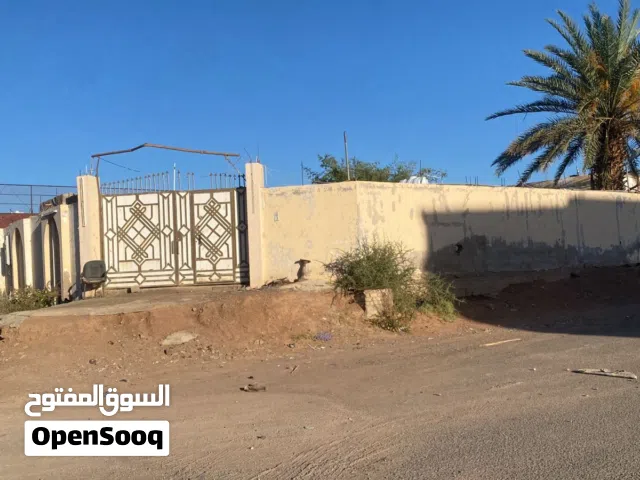 ارض للبيع ويوجد بها غرف ومواجر