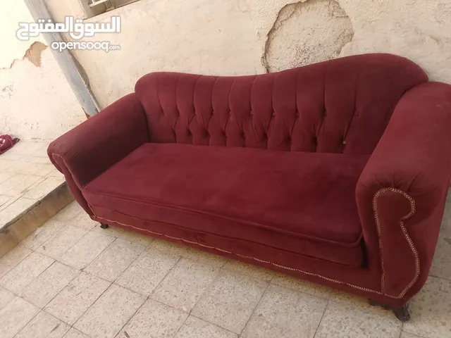 طقم كنب خشب زان بحاله ممتازه للبيع بسعر مناسب للجميع الموقع الاذاعه والتلفزيون ما في كسور او مزع