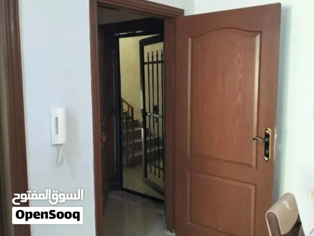 شقة مفروشة 3 غرف نوم وصالة ومطبخ وبلكونة وحمامين في مكان راقي خلف الراهبات