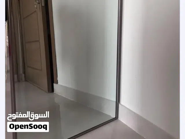 مراه تسريحه عرض 63وطول 93 نظيفه تماما وحلوه عمليه  فقط خدش بسيط صغير جدا في الإطار غير ملحوض في احد