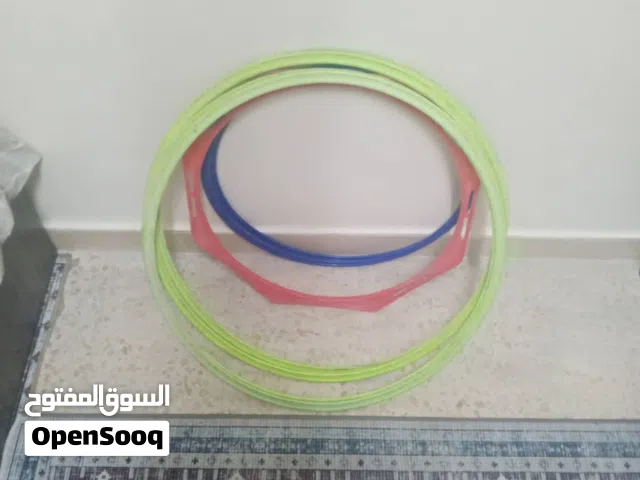 حواجز قفز (Hurdles) 43 حبة متنوعة (15سم، 30سم، 45سم) لون أحمر، متينة وقابلة للتخزين فوق بعضها عصي تد