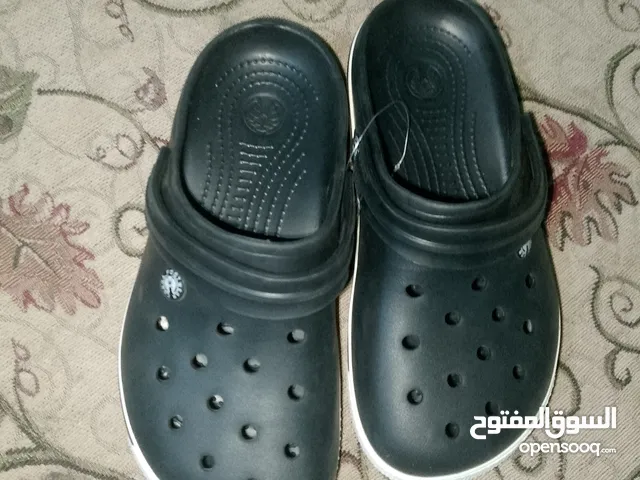 كروكس جديد نوعه كبرى وسعره 200جنيه ومقاس 42 رجالي وانهم مريح القدمين
