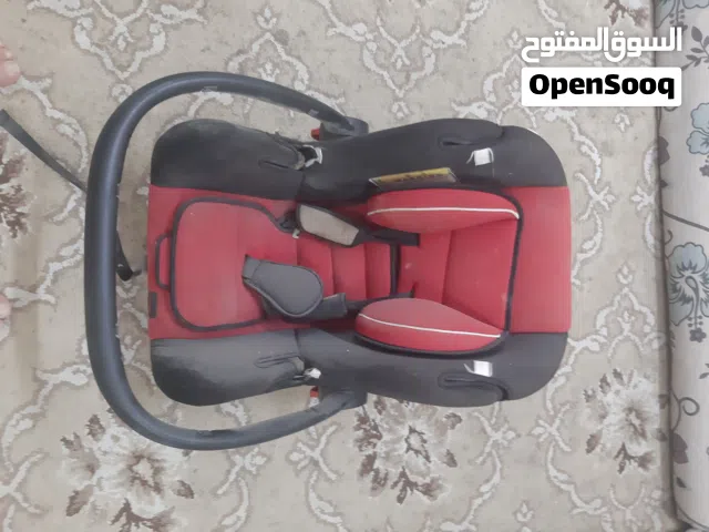 كرسي اطفال للسيارة في المقعد الخلفي نظيف جدا مستعمل خفيف عدد 1حبة