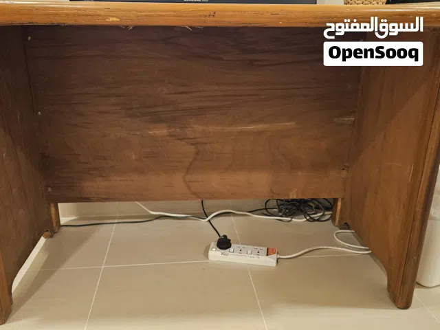 ميز مكتبي ويفيد للدراسة والحاسبة