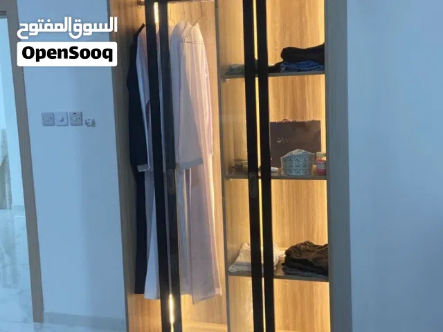 للبيع سرير مع الفرش وكبت ملابس استعمال فتره بسيطه