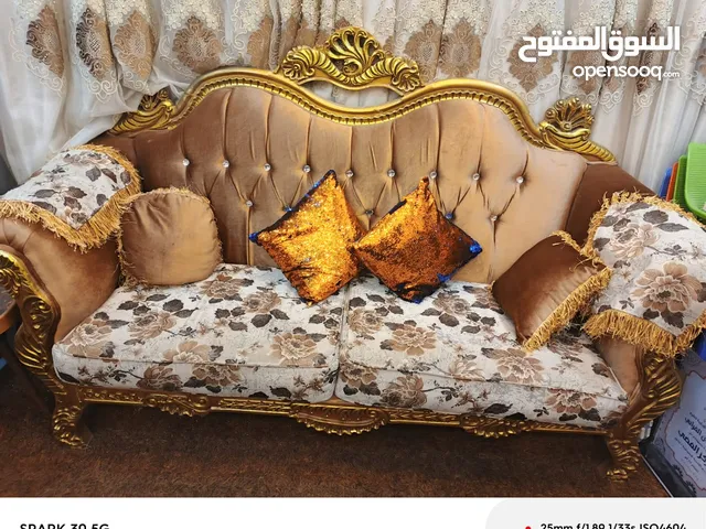 طقم كنب كامل ونظيف ومع طقم طاولات سعرو 135