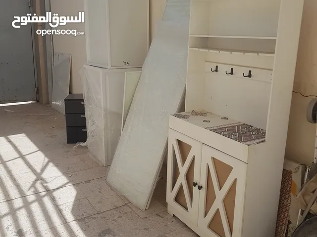 للبيع دولاب 2 للمطبخ وكوفي لون ابيض