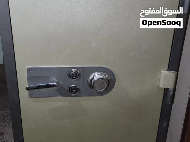 عرطه خزنه نقود مستخدم نضيف حجم كبير