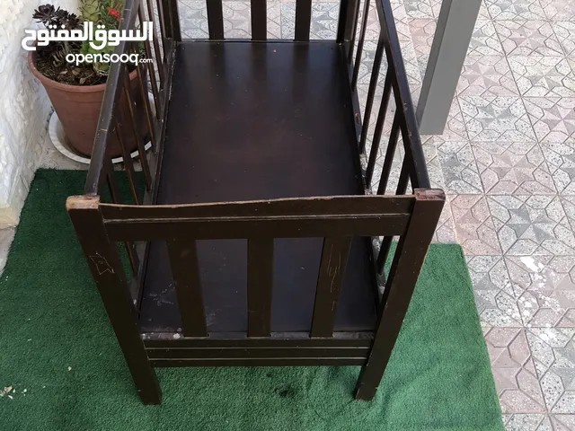 تخت اطفال خشب زان نظيف وثقيل لون بني مع باب سحب وفرشة مجانية للبيع بسعر حرق ونهائي