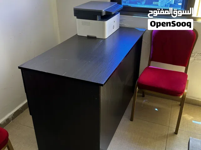 مكتب مع كامل المستلزمات