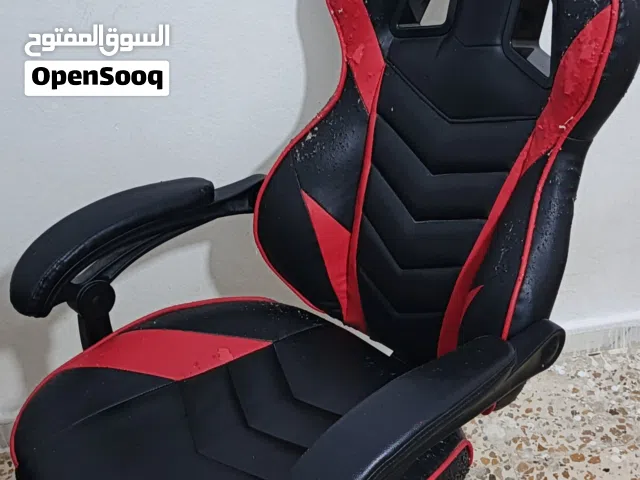 للبيع كرسي جيمنج حالة ممتازه مفيشي لا كسر ولا اسفنج مقطع في بس شوي تقشير بل جلد زي ما موضح بل صور و