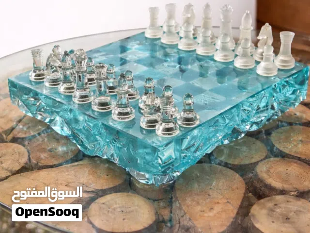 رقعة شطرنج وطاولة نرد مصنوعة يدوياً من الراتنج