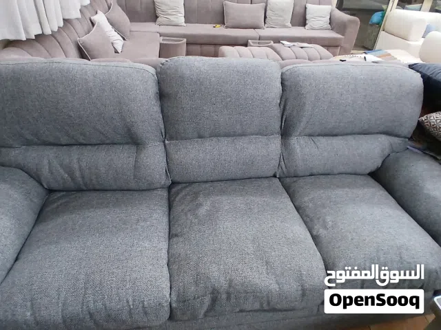 للبيع أريكة (كنبة) ثلاثية مريحة جداً وتتسع لـ 3 أشخاص براحة تامة.