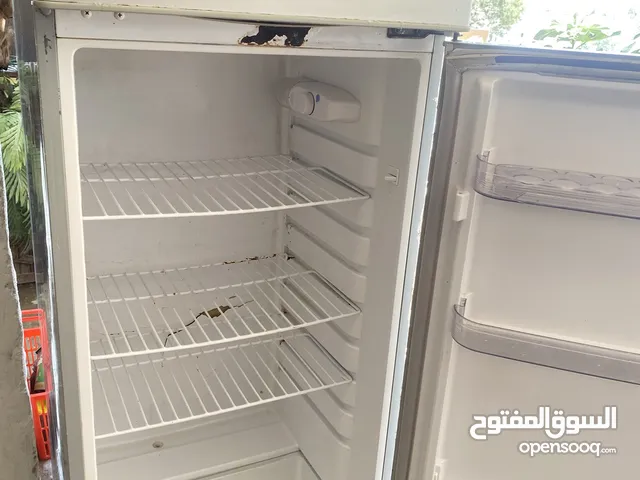 ثلاجه أمورها تمام مستعمله ماشاء الله تبريدها تعال وشوف تبريدها بعيونك ما ينقصها برغي