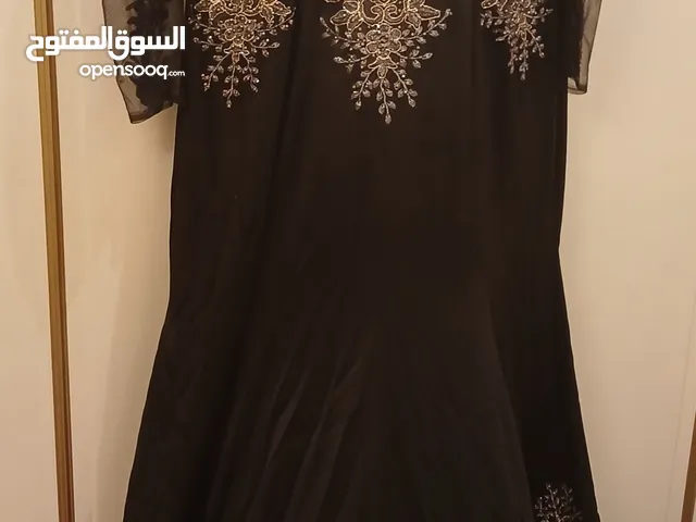 فستان سوارية طويل أسود بتطريز ذهبي هاند ميد