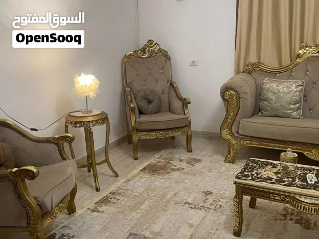 صالون للبيع الله يبارك معاه 3طاولات وبوفيه سعر 3600
