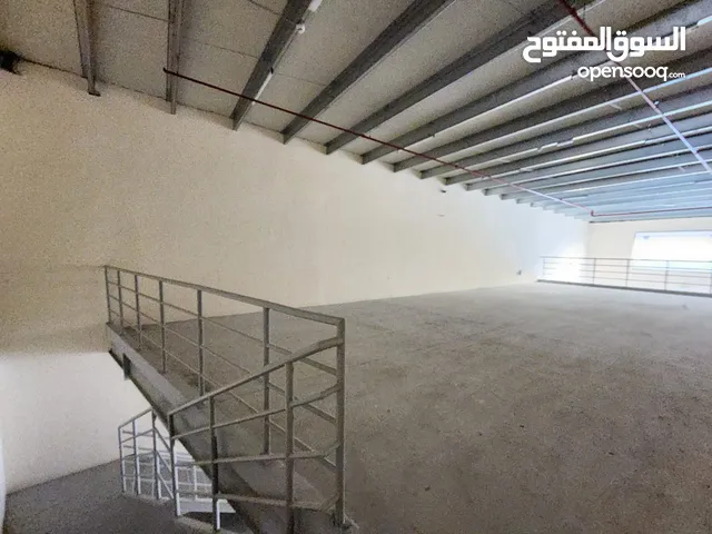 مستودع للايجار السنوي في عجمان مساحه 2565 قدم مربع مع ميزانين الجرف الصناعيه 2 كهرباء 23 كيلو واط