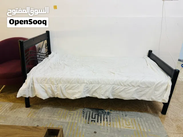 سرير مع مندر