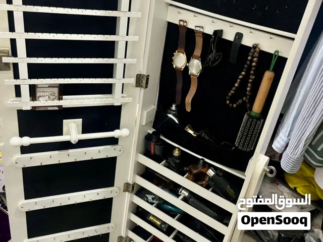 خزانة عطور واكسسوارات وساعات